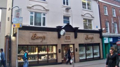 Shoppers tackle armed robber in Leeds jewellery store raid