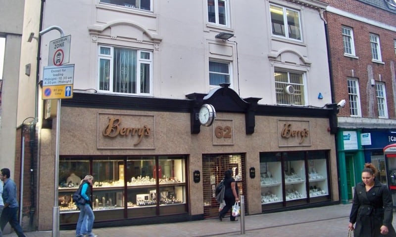 Shoppers tackle armed robber in Leeds jewellery store raid