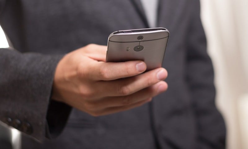 Mobile shopping drives online sales surge