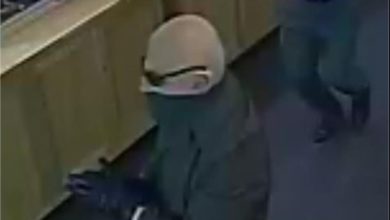 โYou picked the wrong guyโ: jeweller chases off armed robber with baseball bat
