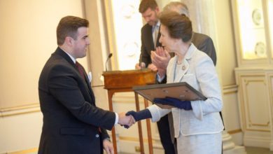 Benjamin Pritchard receives Goldsmiths’ Young Apprentice of the Year award