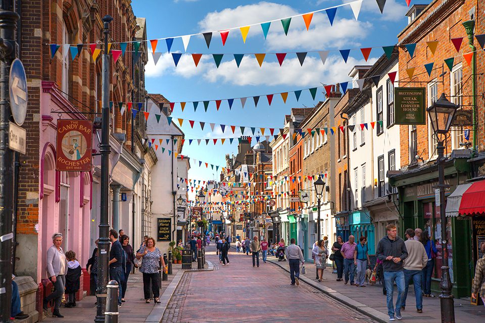 Footfall rises ahead of Christmas but remains lower than 2023 levels