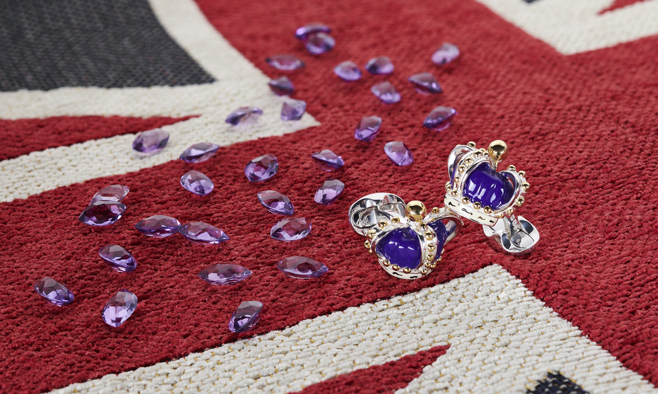 Deakin & Francis launches silver cufflink for Queen’s anniversary