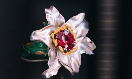 Anna Hu’s White Lily bangle joins British Museum’s permanent collection