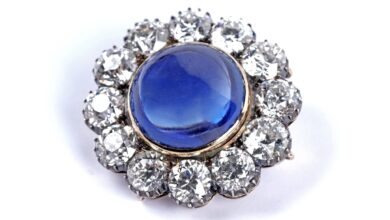 Victorian 27ct sapphire brooch to be auctioned in Newcastle