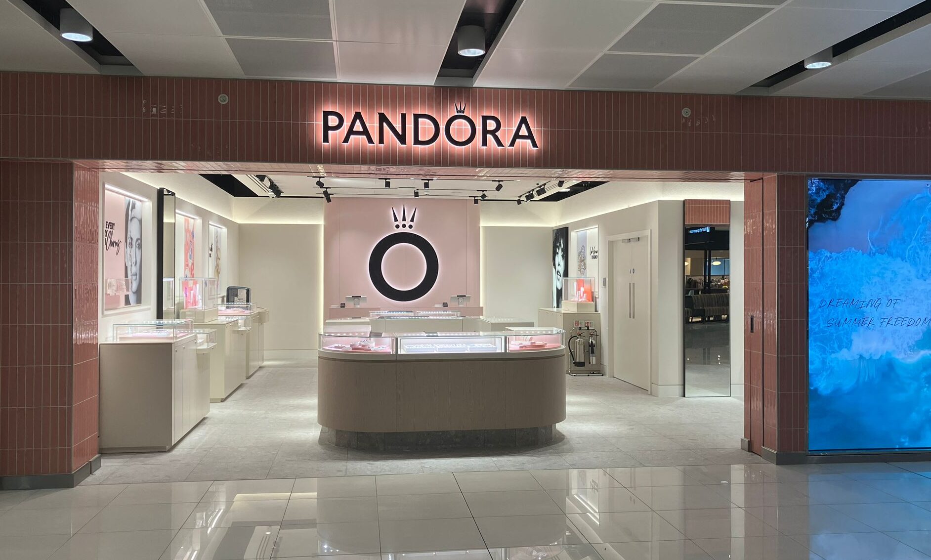 Pandora opens new outlet at Manchester Airport